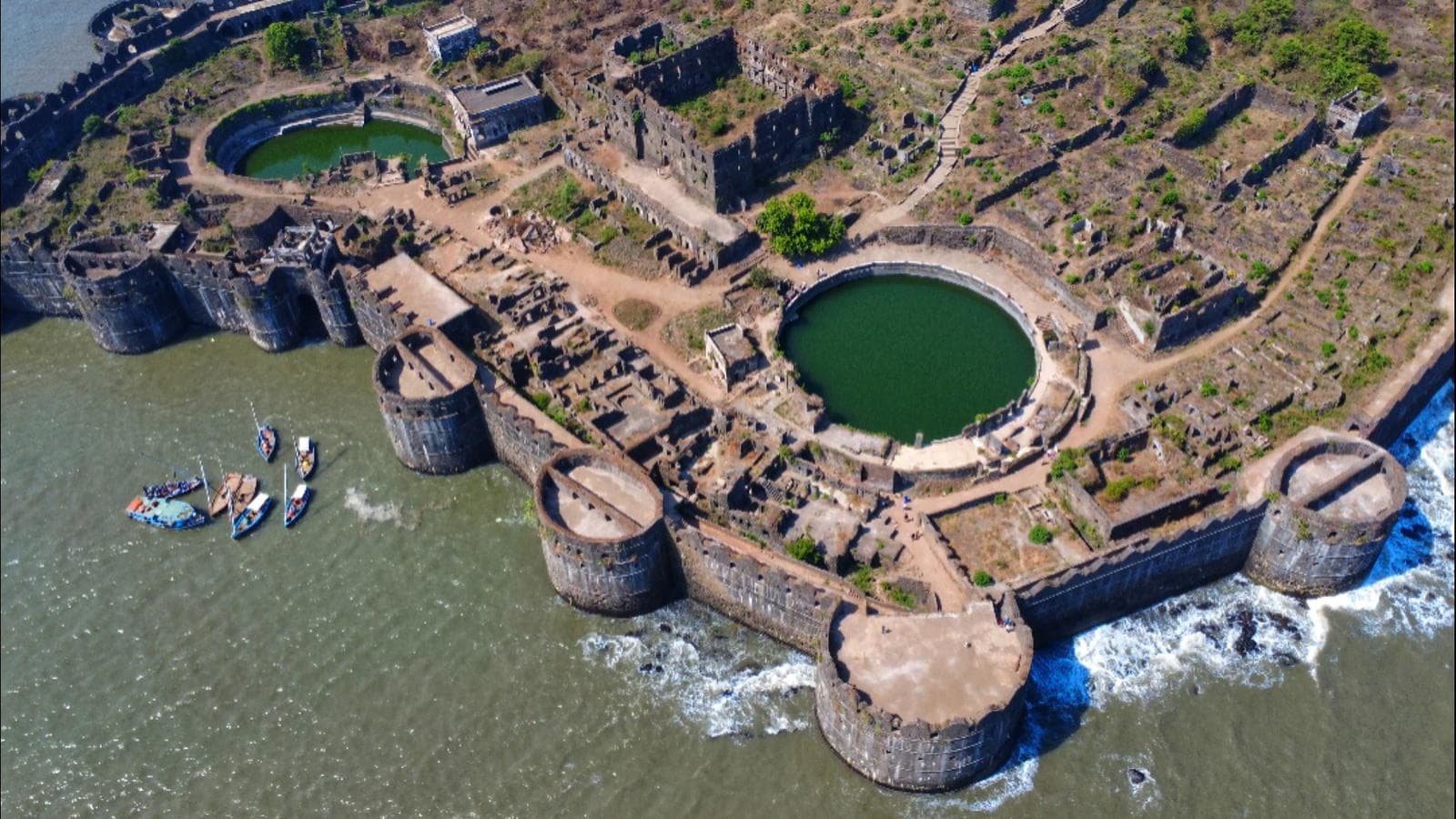 Seaside Serenity: Alibaug–Murud Getaway in Dadar, Maharashtra - photo 1